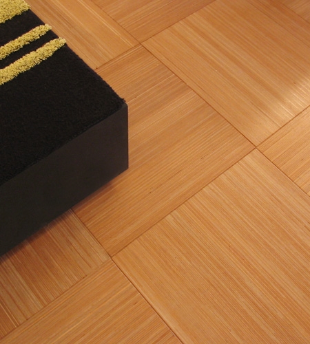 Plexwood® Toonkamer, sala de exposições com pavimentação flutuante em ladrilhos de 2-camadas com revestimento de okoumé folheado similar ao contraplacado
