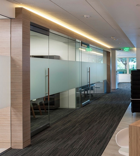Plexwood® Carillon Point, design di ufficio con travi e dettagli di pareti in betulla Plexwood