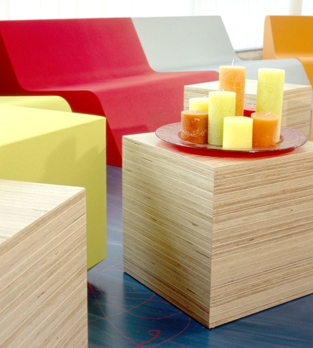 Plexwood® Escola Primária De Tweern com mesas cúbicas com superfície em painéis listrados de folheados de bétula similares ao contraplacado
