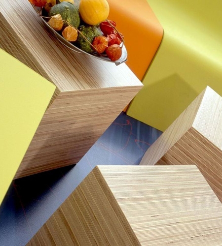 Plexwood® De Tweern, openbare basisschool kubus tafels detail van gestreept berken architectonische multiplex oppervlakken