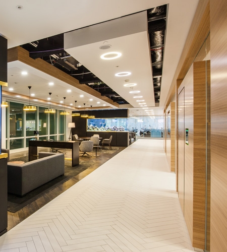 Plexwood® The Mako Group kantoren zijaanzicht van deur van beuken architectonisch multiplex edelfineer