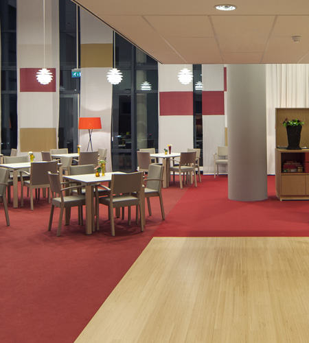 Plexwood® Mandala verzorgingstehuis gemeenschappelijke ruimte fineerparketvloer detail met gemodificeerde massieve berken multiplex fineer