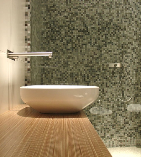 Plexwood® Ванная комната частной резиденции, настенный туалетный столик с раковиной из берёзовых, перевёрнутых шиворот-навыворот фанерных кромок