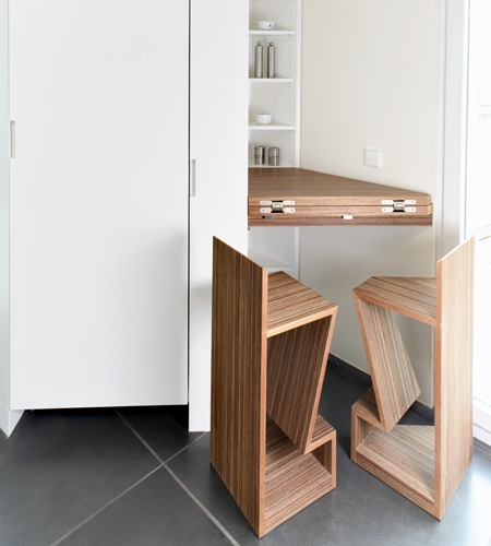 Plexwood® Mesa extensível numa pequena cozinha residencial com cadeira a condizer em madeira de meranti para pequenos espaços