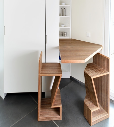 Plexwood® Cozinha residencial privada com um conjunto de tampo de mesa extensível e cadeiras feitas à medida para espaços pequenos