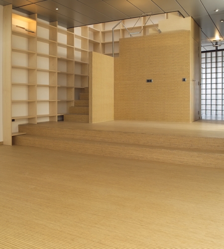 Plexwood® Rietveldplan woonkamer houtwerk vloer met trap en wand met geïntegreerde deuren van vuren