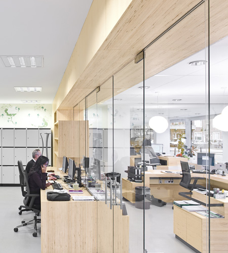 Plexwood® Maison d'entrepreneur à Rotterdam aperçu avec bureaux, armoires et paroi de séparation en Peuplier plis composite intelligent
