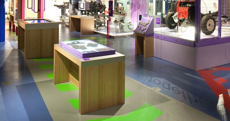 Plexwood® Birmingham Science Museum, mesas de exposição em folheados de contraplacado de bétula cortado na vertical