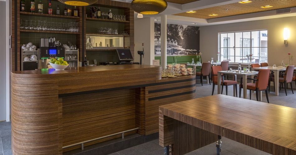 Plexwood® Hotel de Assistência De Wartburg com balcão de cozinha bar curvo, vitrinas e mesas em madeira de meranti folheado