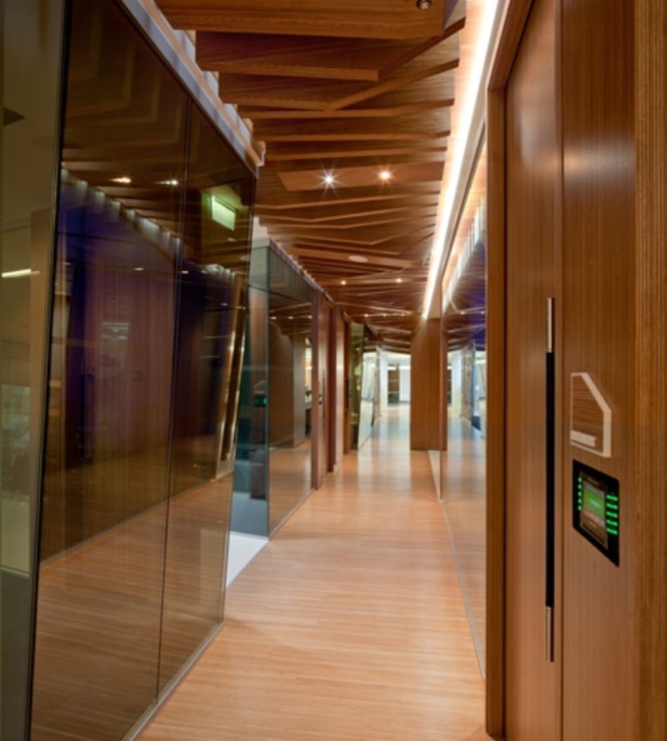 Plexwood® CBRE Global Investors integrated hallway interior with relief ceiling in ocoumé luxury top veneer 