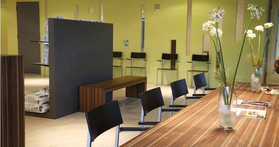 Plexwood® Dierenkliniek Deventer tafel en bezoekersbank van meranti kops multiplex fineer