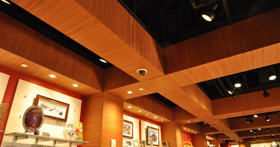 Plexwood® Sands Casino cadeauwinkel verlaagd plafond detail van okoumé kwartier gezaagd multiplex fineer panelen