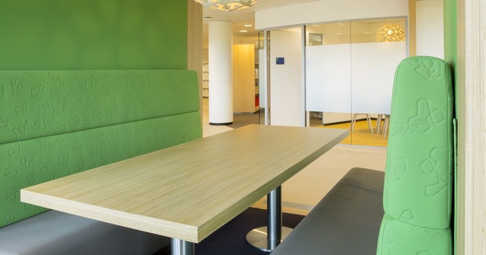 Plexwood® Staatsbosbeheer kantoor zittingen met tafel close-up van eiken multiplex kant fineren