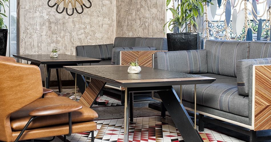 Plexwood® Skye & Walker loungebanken en stoelen met Plexwood meranti geometrisch vierkant patroon